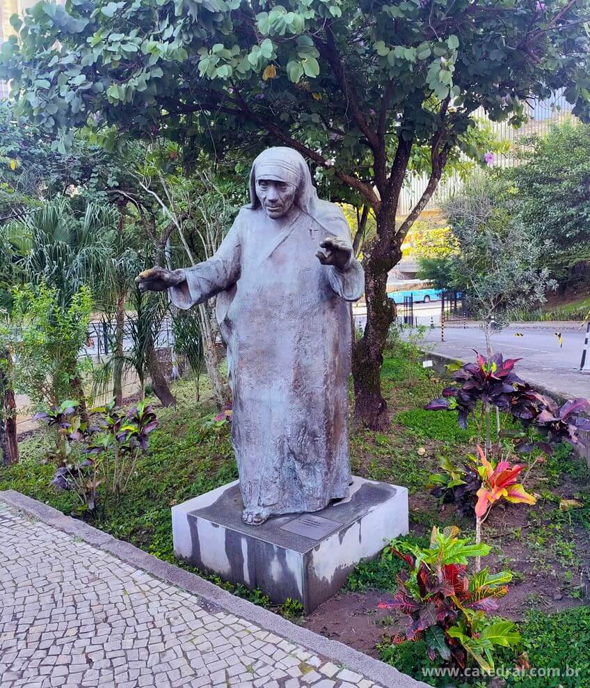 Estátua de Santa Teresa de Calcutá